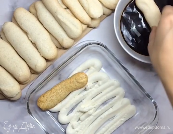 Печенье быстро (всего на пару секунд) окунаем в кофе. Выкладываем слой печенья, сверху покрываем слоем крема. И вновь повторяем слой печенья.