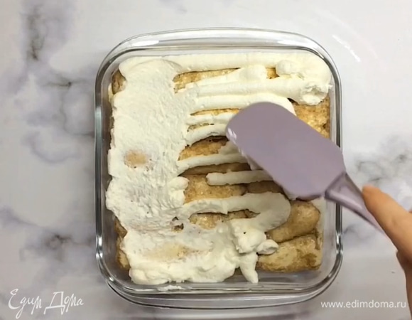 Оставшийся крем выкладываем сверху.