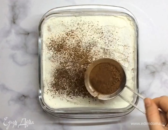 Посыпаем какао-порошком через сито. Убираем в холодильник на 1–2 часа. Если оставите на ночь, он будет еще нежнее.