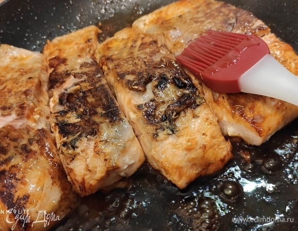 С лососем все еще проще: в сковороде разогреть масло. Обжаривать филе лосося без кожи приблизительно по 2 минуты с каждой стороны. Смазать соусом чили (у меня остро-сладкий чили соус, но можно сделать соус самому) и продолжить готовить на медленном огне около 2 минут. Количество лосося на фото больше, чем нужно для этого блюда.