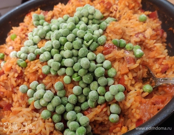 Через 20 минут всыпать горошек, накрыть крышкой, убавить огонь до минимального и томить еще минут 10.