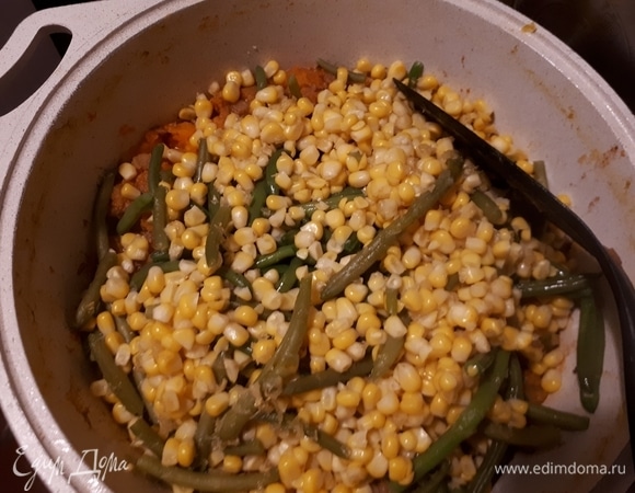 Срежьте зерна с кукурузы. Перемешайте пюре, кукурузу, фасоль и мясо.