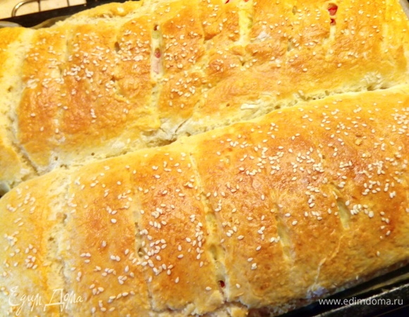 Отправляем в духовку, разогретую до 190°C, примерно на 40 минут. Ориентируемся на свою духовку. Достаем готовые батоны, остужаем и подаем к столу. Приятного аппетита!