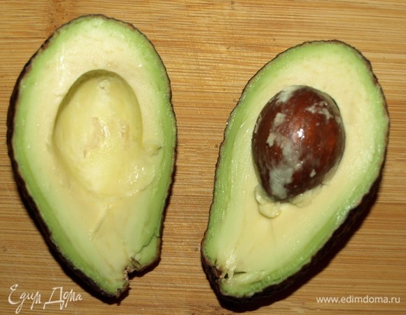 Авокадо очистить, удалить косточку. Мякоть размять вилкой.
