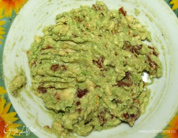 Вяленые томаты мелко нарезать и соединить с авокадо. Добавить соль и перец по вкусу. Все хорошо перемешать.