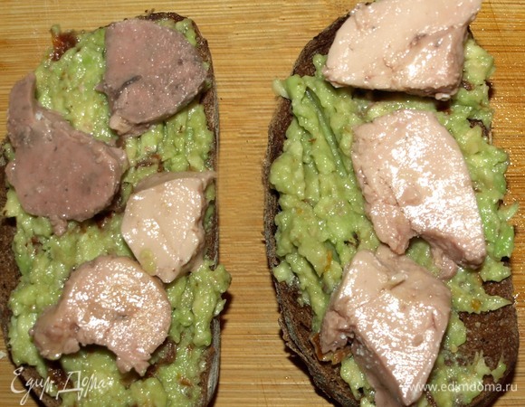 Подсушенный хлеб смазать пастой из авокадо. Сверху выкладываем печень трески.