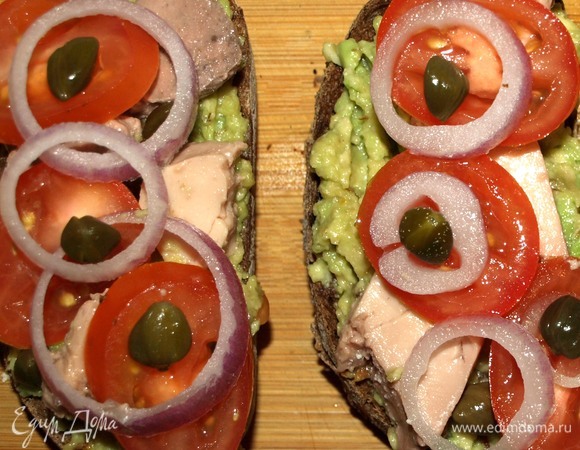 Далее — помидоры черри, каперсы и лук.