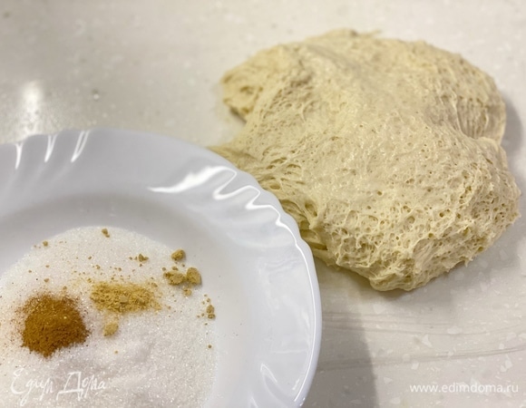 Яйцо, сахар, дрожжи и молоко размешать. Добавить масло, муку (постепенно) и замесить мягкое тесто. Скатать в шар, накрыть влажным полотенцем и поставить в духовку на 25 минут (предварительно нагреть духовку до 100°C и выключить). Теперь в миске смешать сахар, корицу и имбирь.