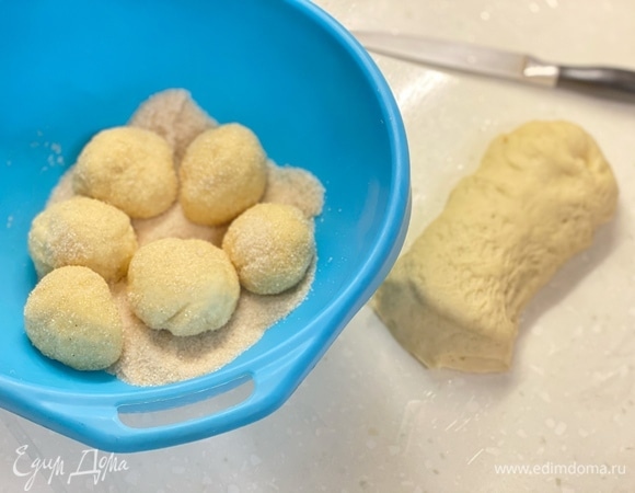 Из готового теста скатать одинаковые шарики размером чуть больше грецкого ореха. Обвалять их в пряной сахарной смеси.