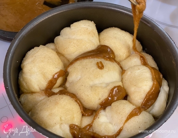 Полить соусом шарики и отправить все запекаться примерно на 20 минут при 180 °C.