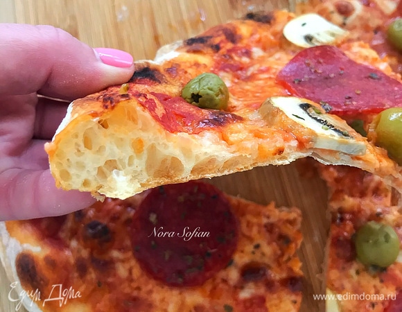 Вот такая пицца получается из этого теста. Посмотрите, какой мякиш!