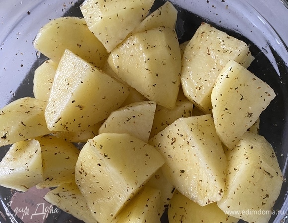 Картофель очистить, нарезать крупными кубиками, добавить соль и приправу, перемешать.