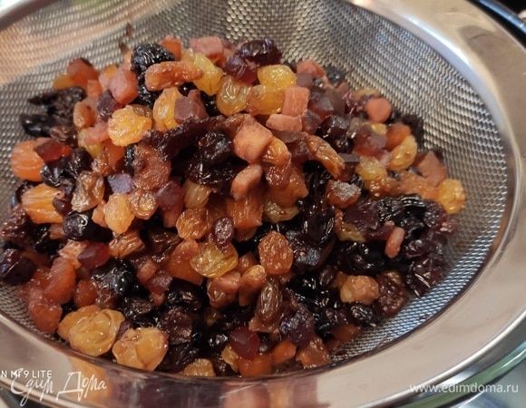 Вечером выложить набухшую смесь сухофруктов и цукатов на сито, чтобы дать стечь лишней жидкости. Кстати, получается замечательного вкуса тягучий напиток, похожий на ликер.