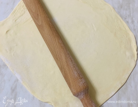 Поверхность стола припыляем мукой. Тесто раскатываем в круг диаметром 35 см.