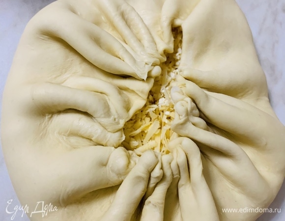 Собираем тесто с краев в середину (как на хинкали).