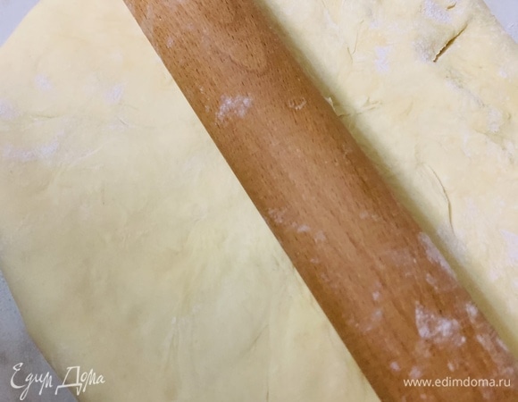 Выкладываем хачапури на противень, покрытый пергаментом. Еще немного разравниваем скалкой.