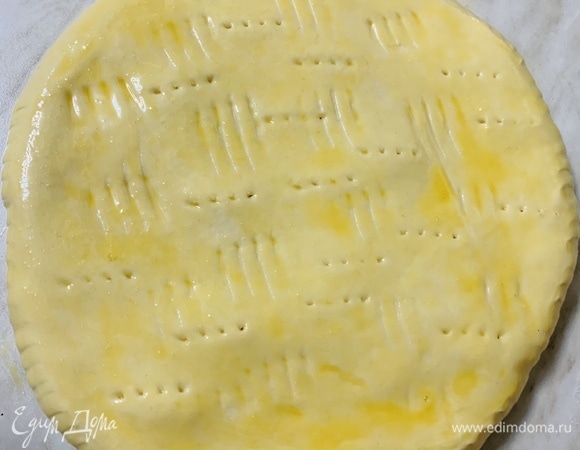 Смазываем взбитым яйцом. Прокалываем вилкой в нескольких местах и отправляем в разогретую до 180°C духовку на 45 минут.