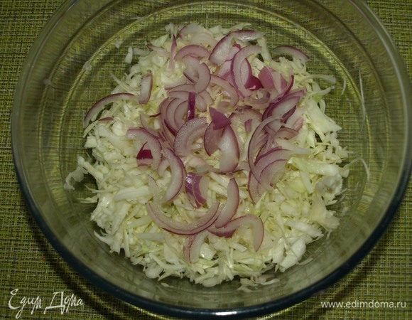 Капусту нашинковать и примять руками. Лук очистить и нарезать перьями.