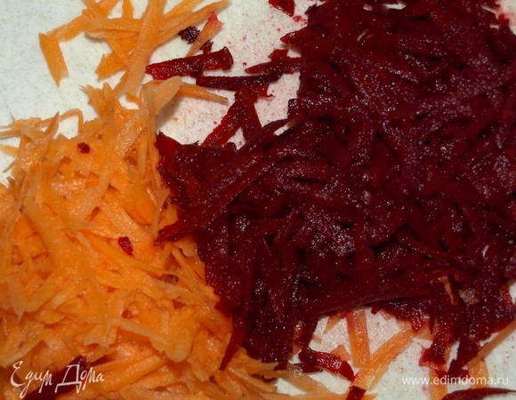 Морковь и свеклу очистить. Измельчить на крупной терке. Добавить к капусте.