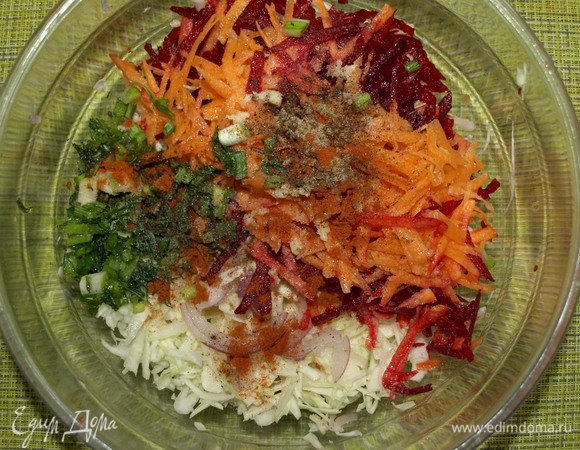 Зелень мелко порубить, чеснок пропустить через пресс, добавить к остальным ингредиентам. Добавить соль и перец. Все хорошо перемешать.