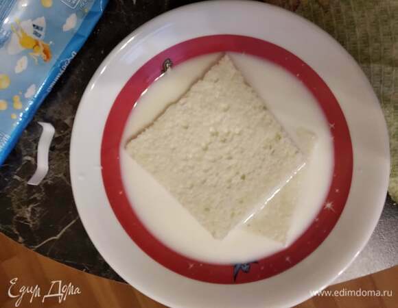 С хлеба срезать корочки, замочить его в молоке на 7 минут. Фарш выложить в миску, добавить слегка отжатый хлеб, 1 яйцо, соль и приправу к фаршу (или любимые приправы). Вымешать до однородности и затем хорошенько отбить о дно миски. Накрыть пленкой и убрать в холодильник на 30 минут.