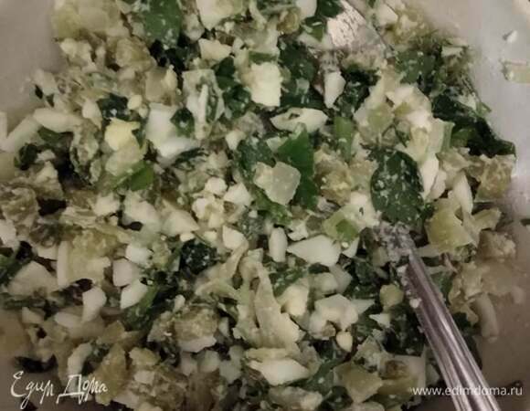 Три яйца отварить вкрутую (9 минут). Остудить и мелко нарубить. Мелко нарезать соленый огурец. Лук мелко нарезать и обжарить в растительном масле. Мелко нарезать петрушку. Все перемешать.
