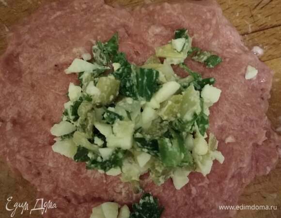 Из фарша мокрыми руками формируем тонкие лепешки. В центр кладем начинку (примерно столовую ложку). Формируем котлету или шарик.