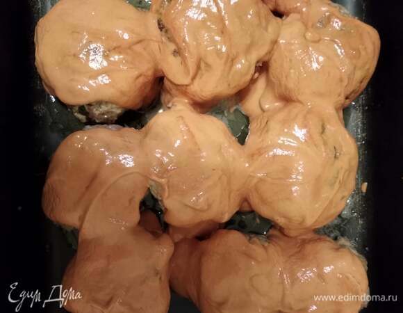 Перекладываем в форму для запекания, смазанную растительным маслом. Для соуса смешиваем сметану с томатной пастой, солим, перчим. Заливаем соусом зразы, накрываем фольгой и ставим в разогретую до 200°C духовку на 10 минут. Снимаем фольгу и держим в духовке еще минут 10. Зразы готовы. Подаем с любимым гарниром. Приятного аппетита!