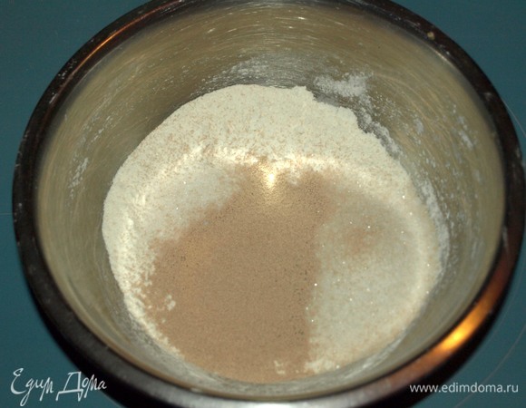 Все продукты должны быть комнатной температуры. Курагу залить на 15 минут холодной водой. Воду слить, курагу промыть и обсушить бумажным полотенцем. Орехи перебрать, чтобы убедиться, что нет перегородок, обжарить на сухой сковороде. В чаше блендера измельчить орехи и курагу до однородного состояния. Муку просеять, добавить дрожжи, сахар, ванильный сахар и сливочное масло. Перетереть в крошку.