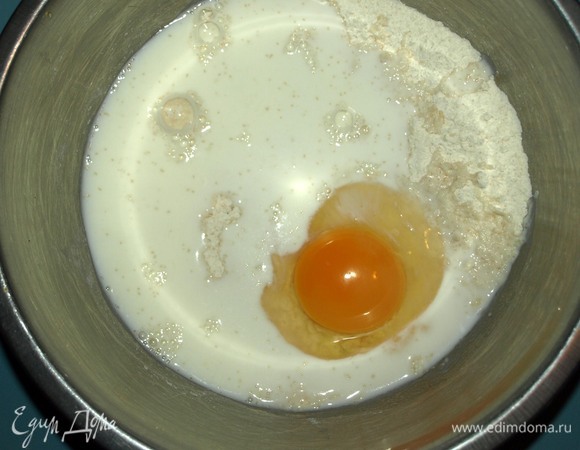 Добавить куриное яйцо и молоко.
