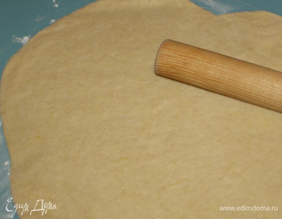 Тесто раскатать на припыленной мукой поверхности толщиной 0,5–1 см.