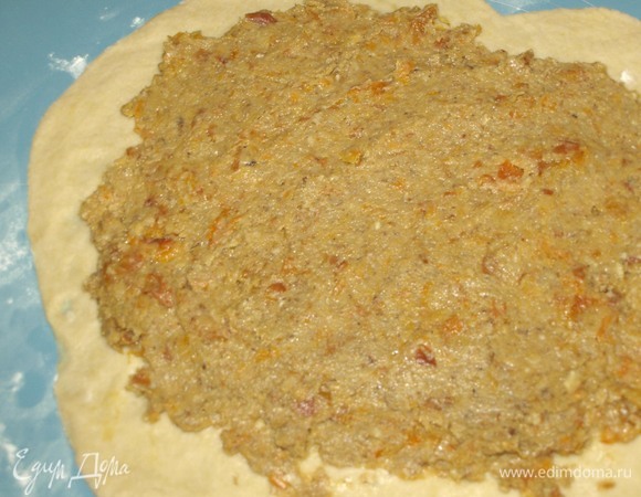 Выкладываем начинку, распределяем по поверхности. Отступаем 1,5–2 см от краев.