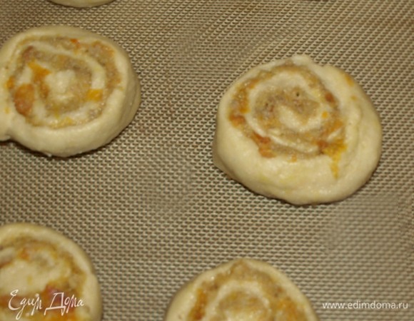 Выкладываем на противень, застеленный пекарской бумагой или силиконовым ковриком. Отправляем в заранее разогретую до 180°С духовку на 20 минут (или при 200°С на 15 минут).