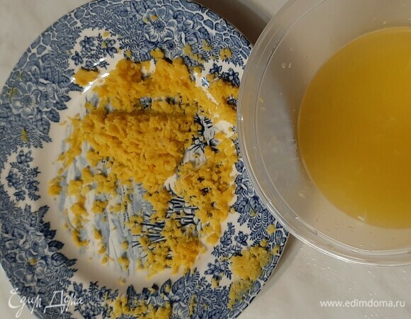 Натереть цедру одного апельсина и выжать сок.