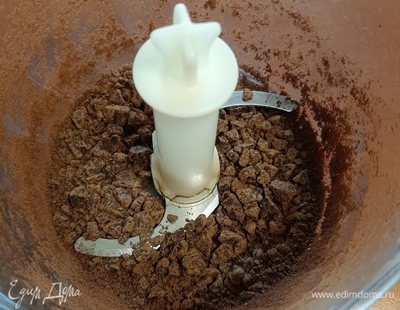 Шоколад измельчить в крошку.