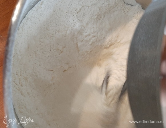 Соединить муку, разрыхлитель с маслом комнатной температуры.