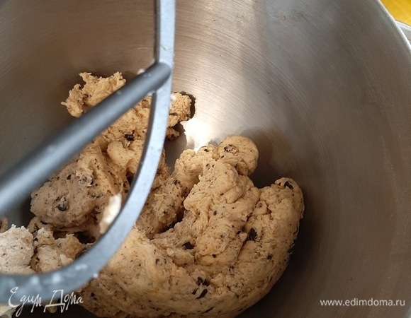 Вымесить тесто. Я это делаю миксером, но можно и руками.