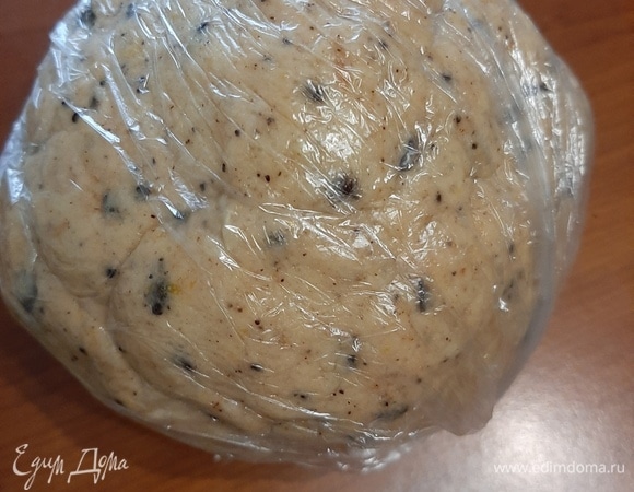 Тесто завернуть в пленку и положить на 30 минут в холодильник.