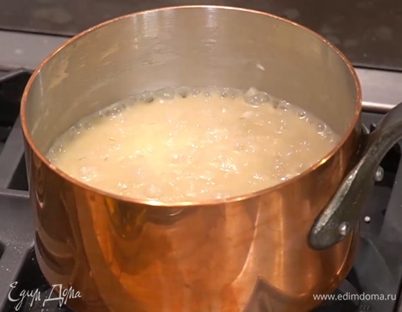 Влить бульон, перемешать и на медленном огне варить перловку до готовности, затем посолить и еще раз перемешать.