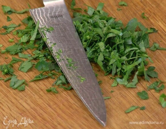 Петрушку мелко порубить.