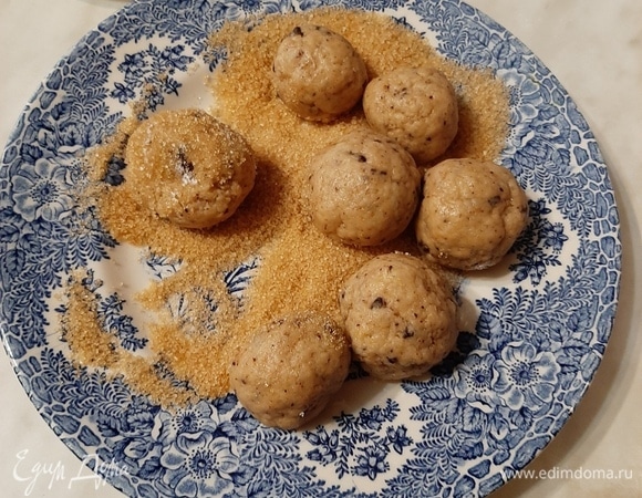 Сформировать шарики и обвалять их в сахаре.