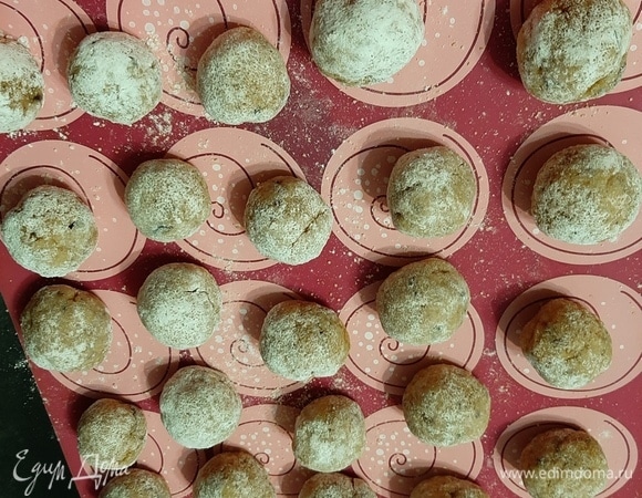 Выложить на противень. Не прижимать.