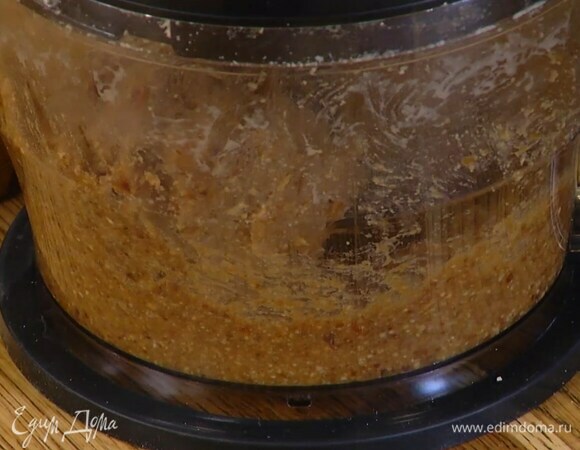 Отдельно измельчить кешью, затем, небольшими порциями добавляя финики, перемешать все блендером в однородную массу, влить 1 ст. ложку эспрессо, коньяк и взбить еще немного.