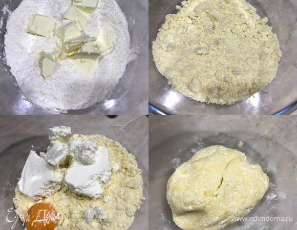 В миску просеять муку, добавить сахар, соль, ванильный сахар и перемешать. Потом добавить холодное масло и перетереть руками в крошку. Затем добавить творог (у меня — однородный и сухой), желток, перемешать все вилкой и замесить тесто. Долго месить не надо, тесто просто должно собраться в шар. Если вам понадобится больше муки, то добавьте, но не забивайте тесто мукой. Готовое тесто завернуть в пленку и отправить в холодильник минимум на 1 час.