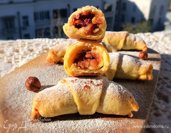 Выпекать 20–25 минут. Готовые рогалики достать из духовки, аккуратно переложить на решетку и остудить. Горячие рогалики очень нежные.