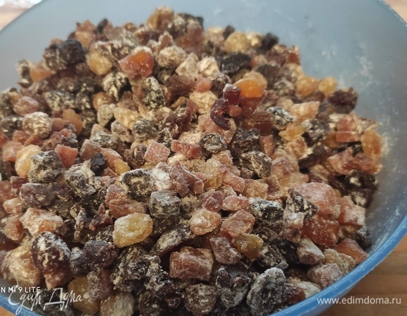 Затем аккуратно смешать сухофрукты с 1 ст. л. муки и вмешать их в тесто на самых малых оборотах комбайна или вручную.