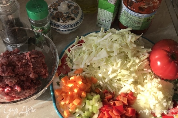 Подготовить овощи. Капусту нашинковать. С помидора снять кожуру и крупно его нарезать. Остальные овощи нарезать кубиками.