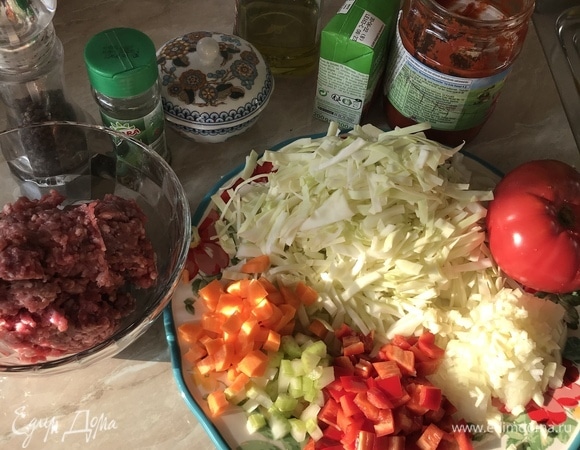 Подготовить овощи. Капусту нашинковать. С помидора снять кожуру и крупно его нарезать. Остальные овощи нарезать кубиками.