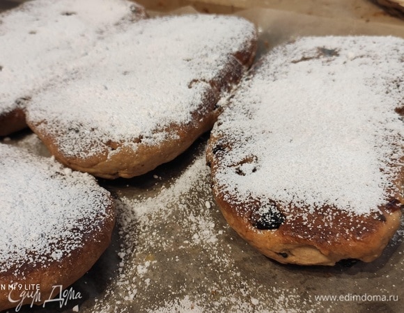 После выпекания дать штоллену остытьв течение 45 минут, а затем энергично смазать его горячим маслом (автор советует даже окунуть в масло). Оставить штоллены на противне открытыми на 12 часов при 12–16°C (у меня лежали ночь при комнатной температуре). Затем снова смазать горячим сливочным маслом и обильно посыпать сахарной пудрой.