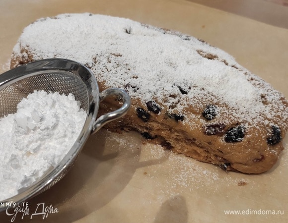 Упаковать штоллены в пергамент (я дополнительно упаковываю еще в слой фольги) и дать ему созреть в прохладном месте не менее 3–4 дней.